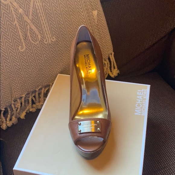 Michael Kors Leather Classic Platform - Picture 2 of 6